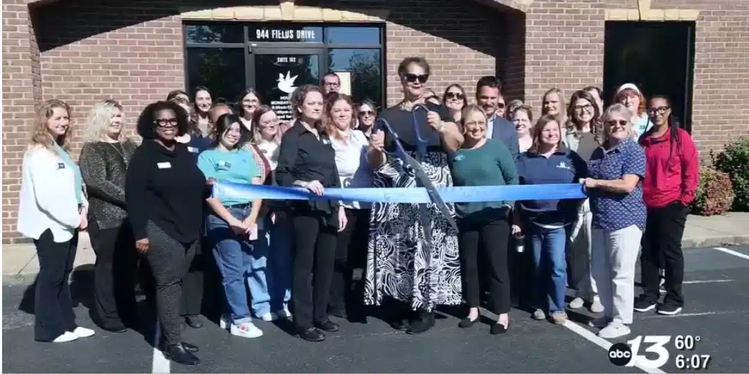 Matthew 25 Bowling Green clinic ribbon cutting.